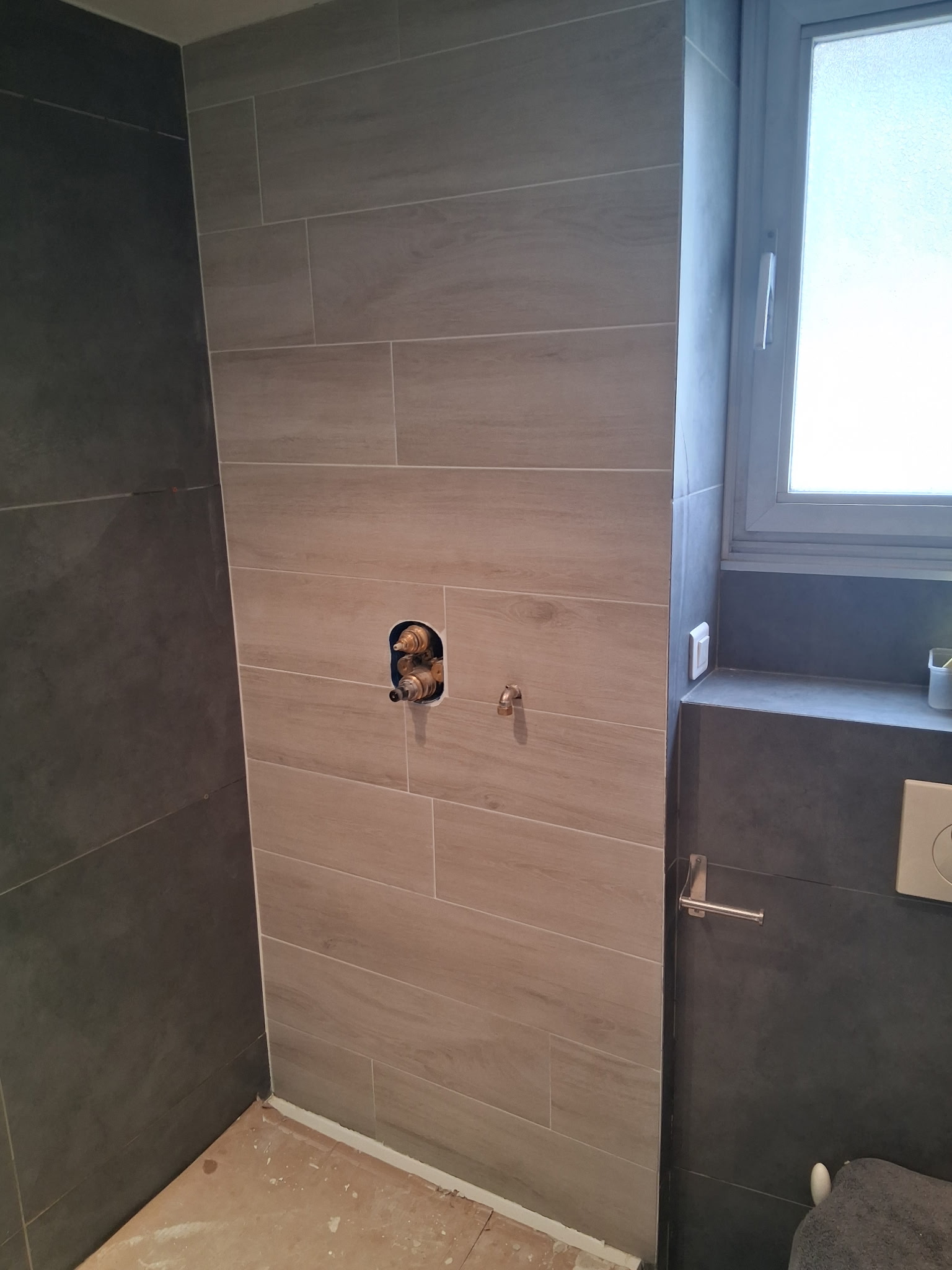 Salle de bain contemporaine — faïence et grand format