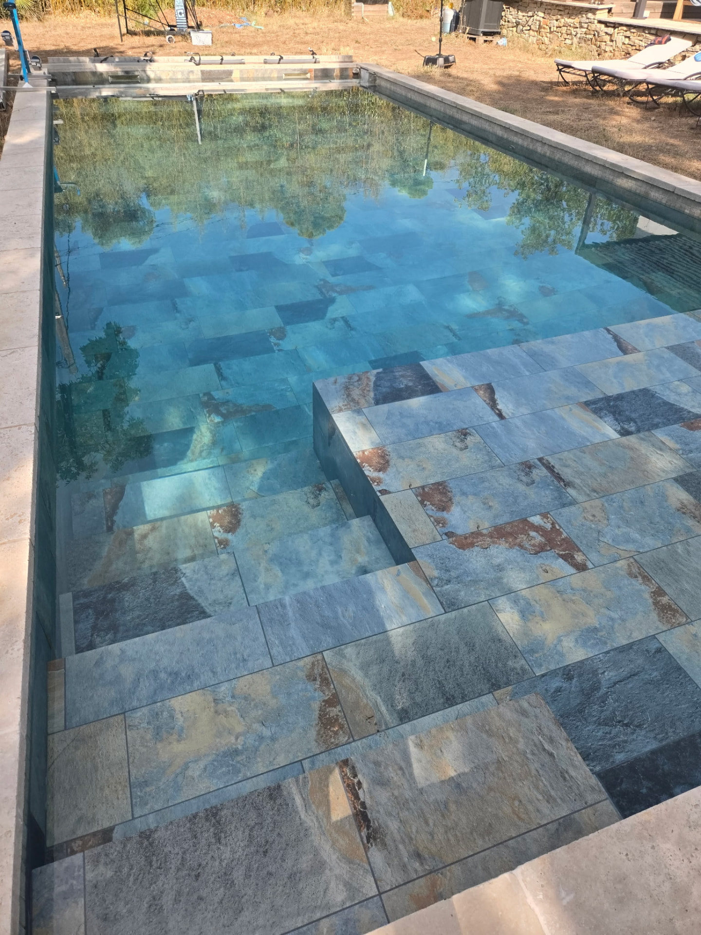 Piscine — habillage, margelles, marches et plage en pierre naturelle