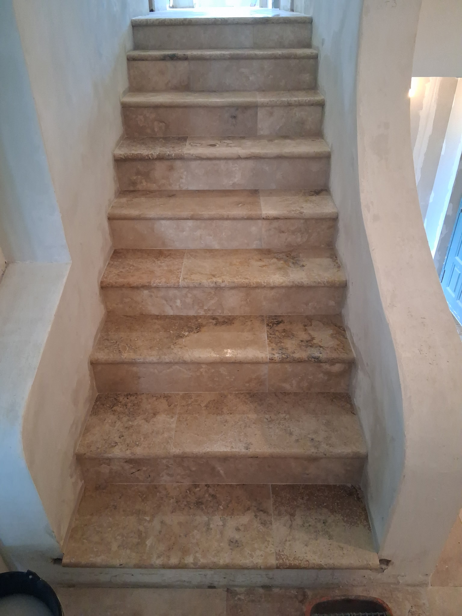 Escalier carrelé — découpes précises