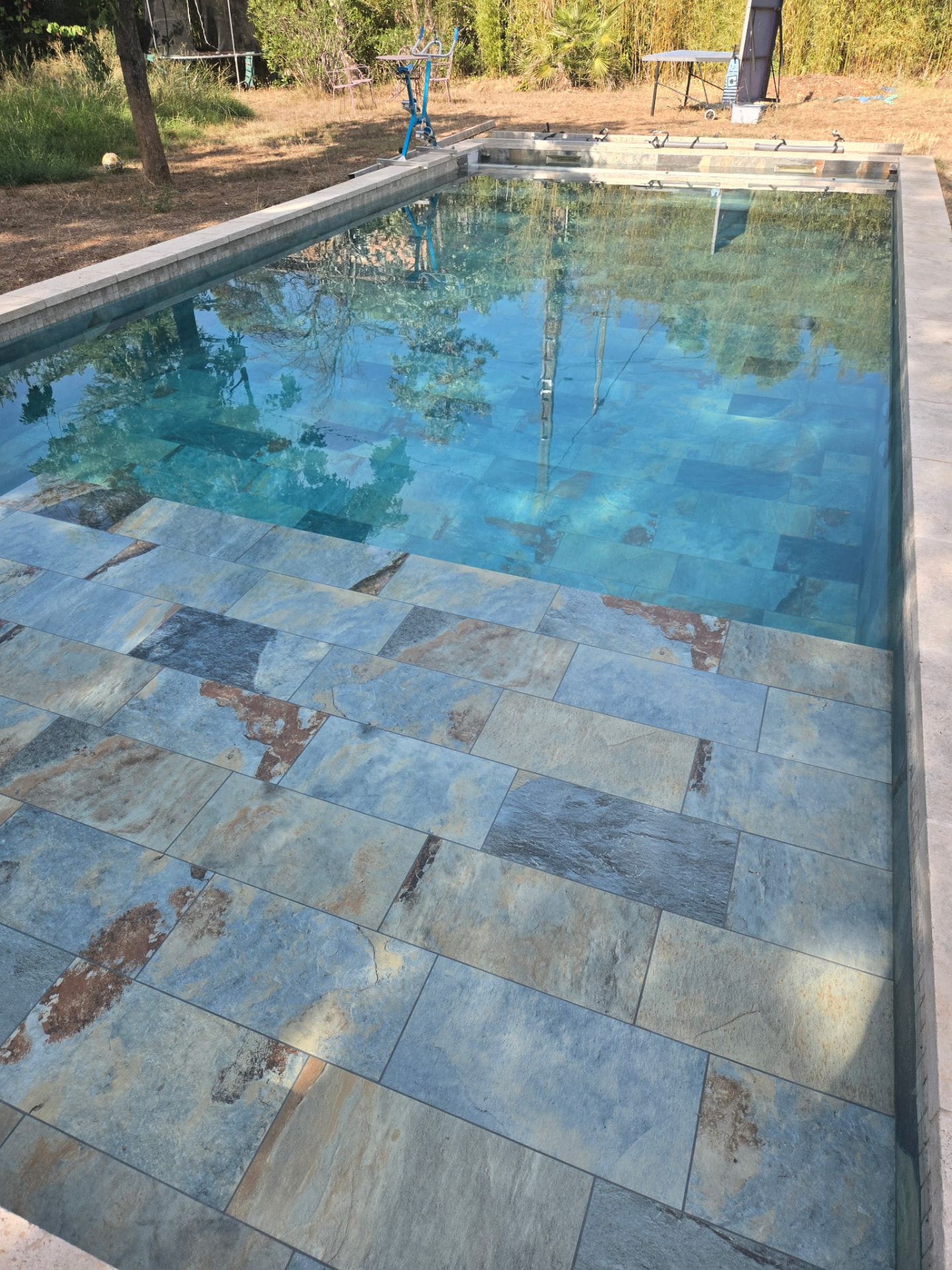 Piscine carrelée en pierre naturelle — plage et margelles