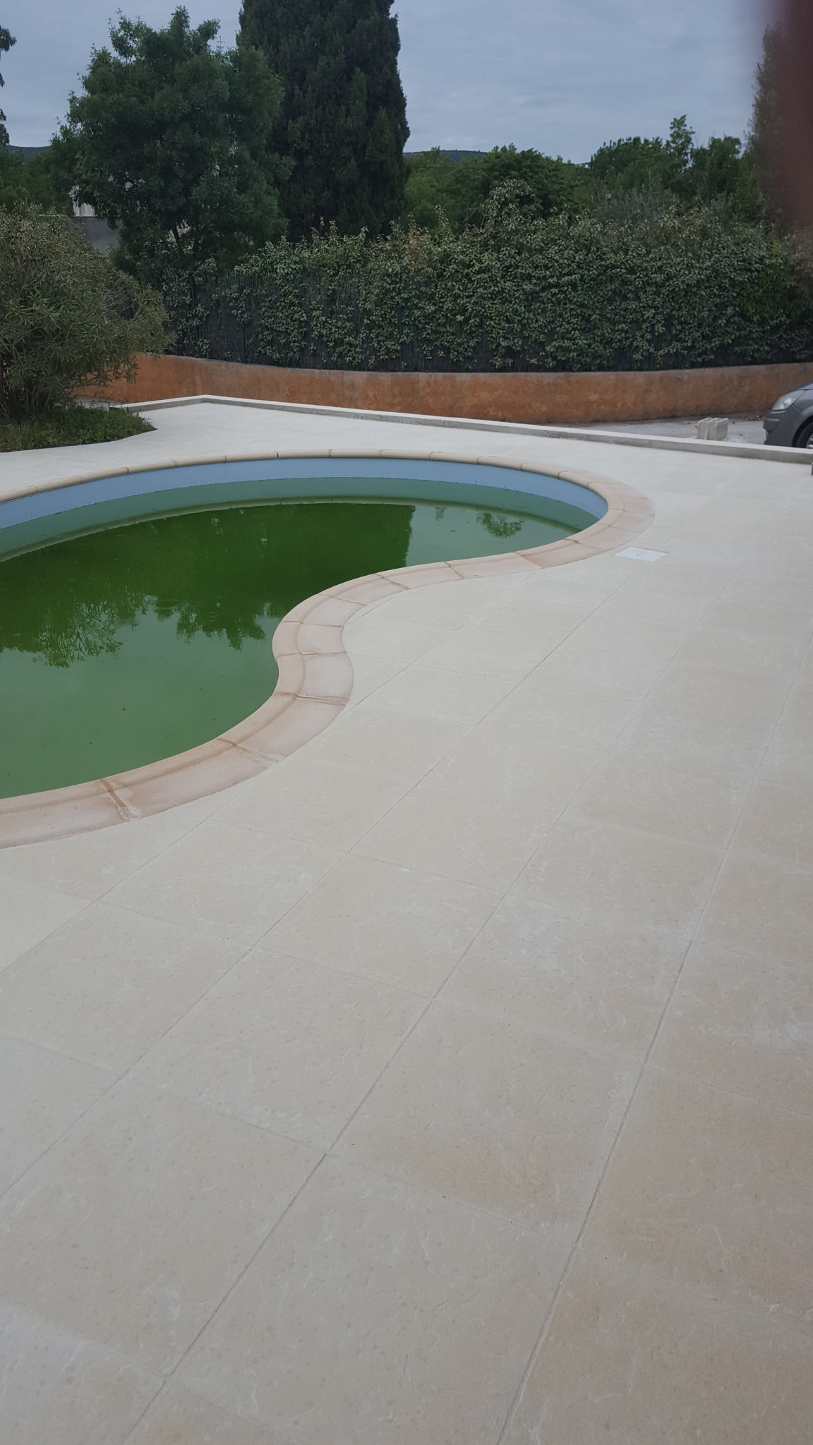 Piscine — marches et margelles