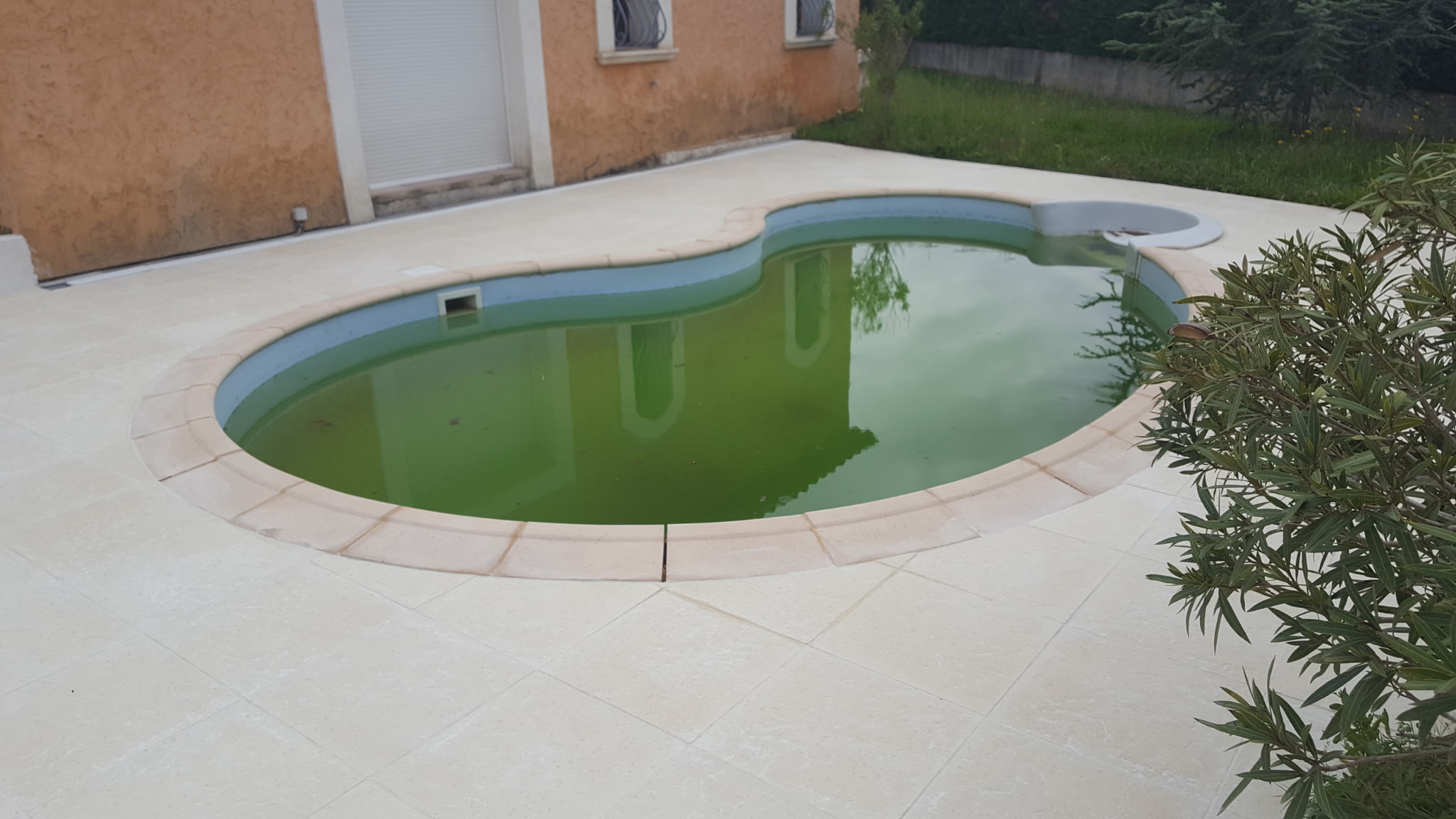 Piscine — plage et finitions